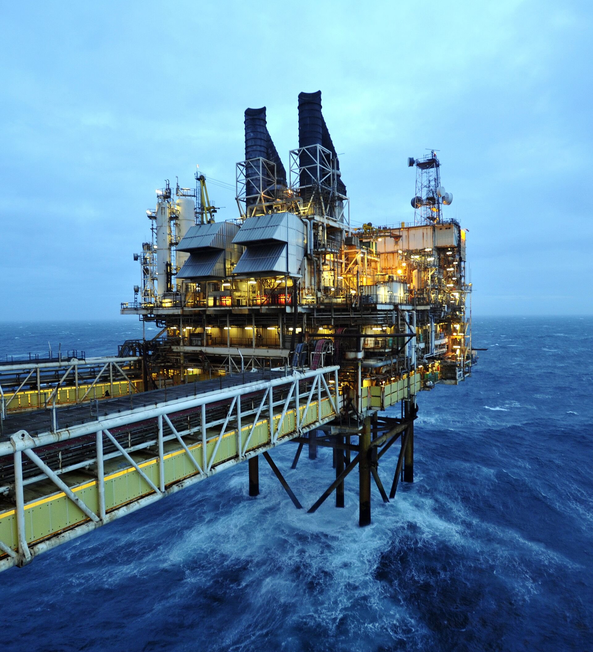 Промышленность новой зеландии. Нефтяные вышки Шотландия Северное море. Offshore Oil and Gas в Северном море Англии. British Petroleum месторождения. Добыча нефти.