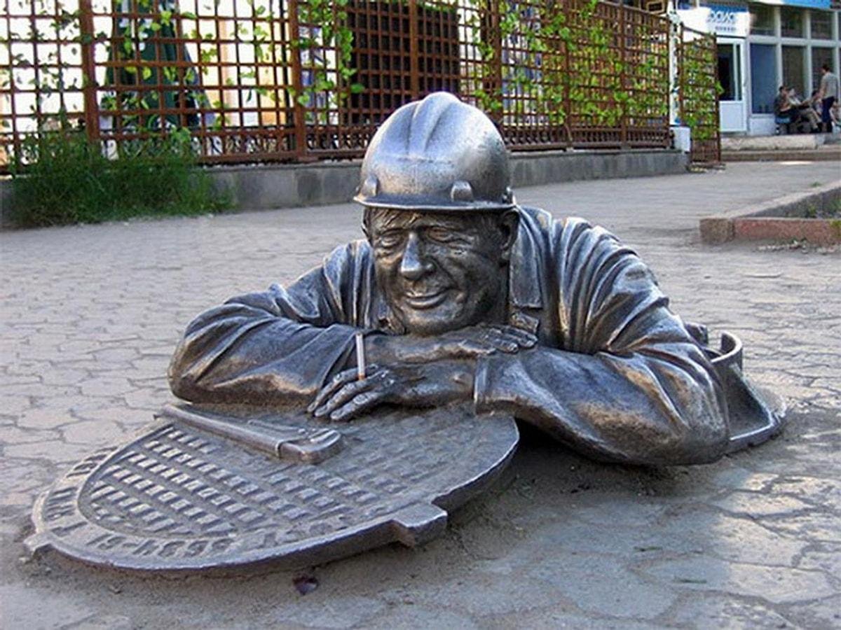 Памятник сантехнику Степанычу в Омске