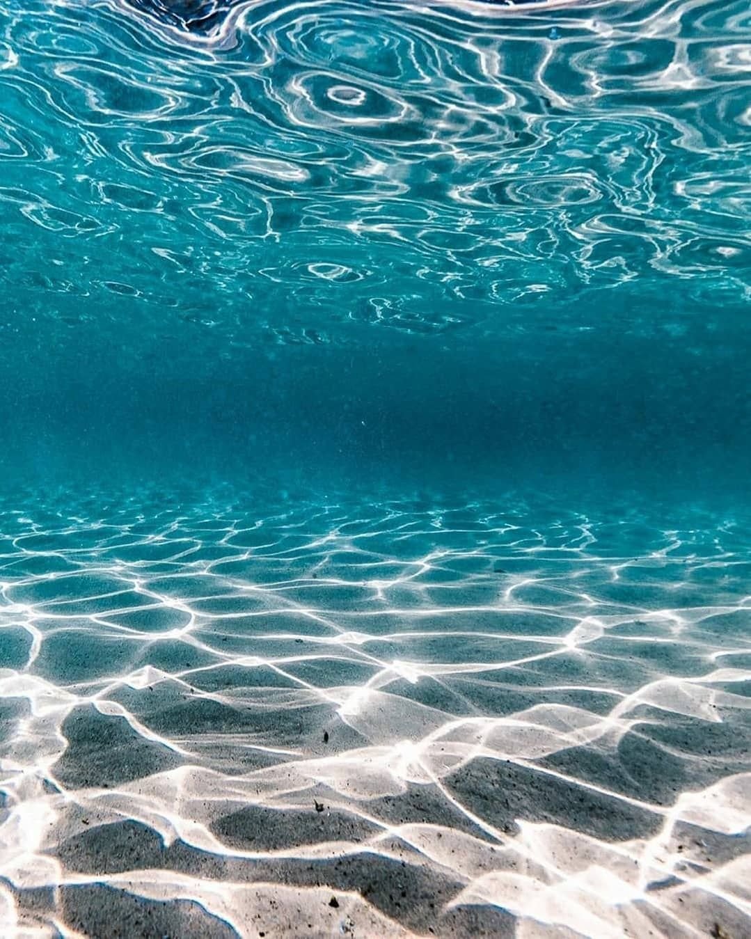 Голубая прозрачная вода