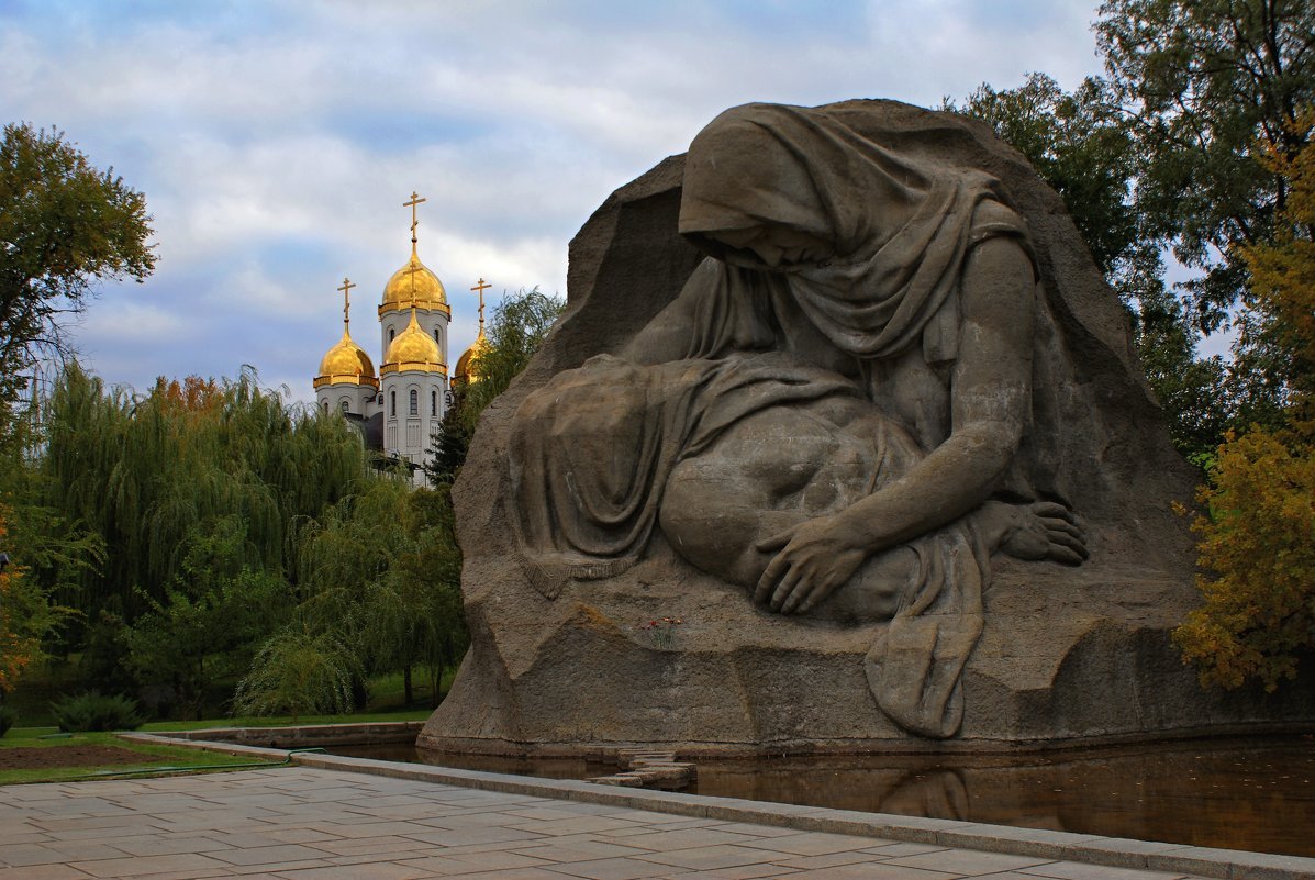 В боков на Мамаевом Кургане тишина