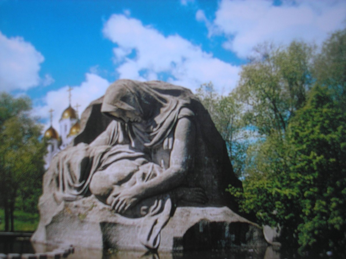 Скульптура скорбь
