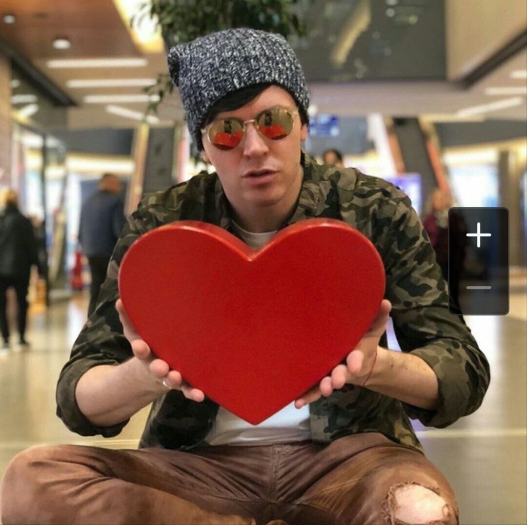 Антон Шастун сердечко