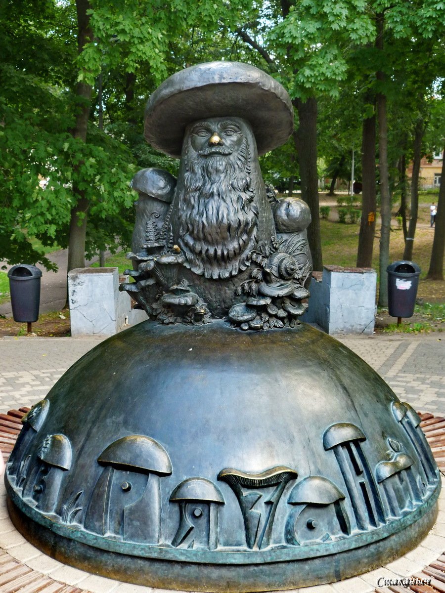 Памятник грибы с глазами в Рязани
