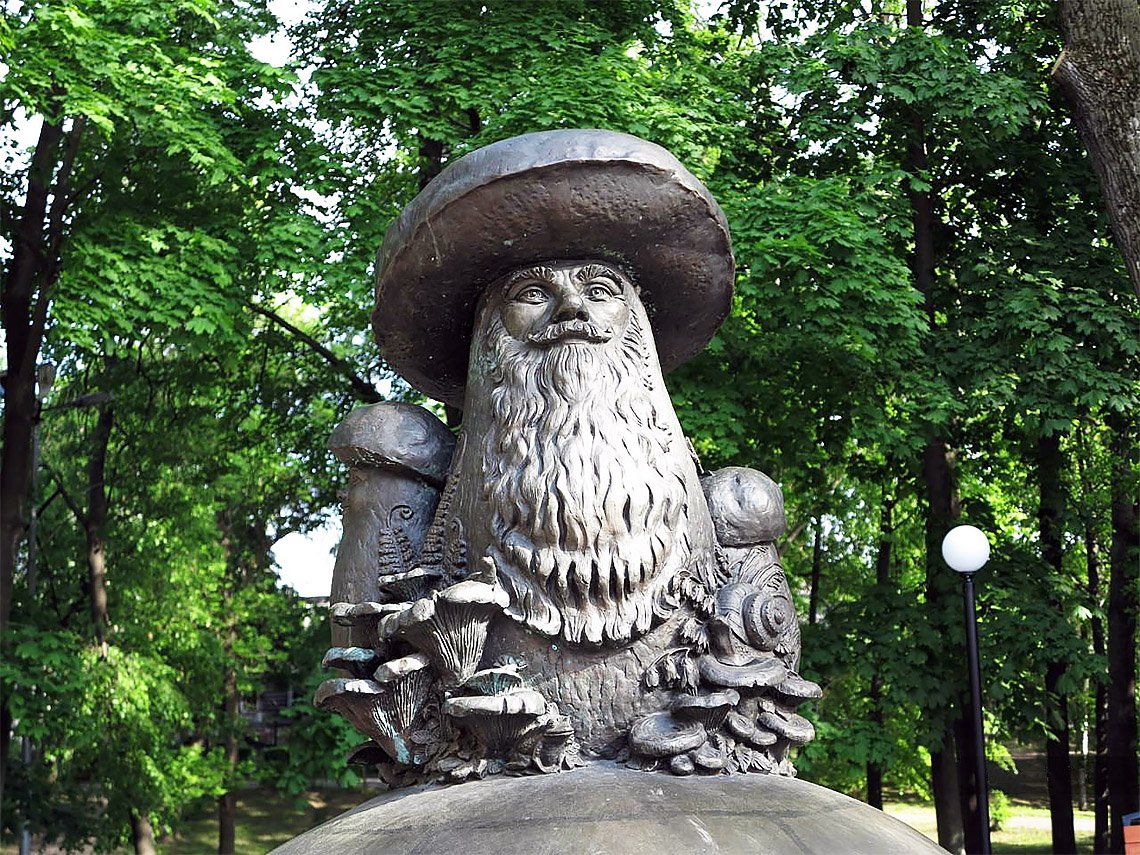 Памятник грибы с глазами в Рязани