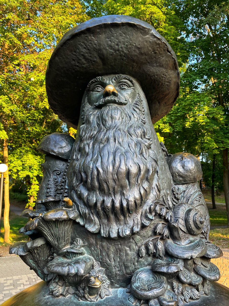 Памятник грибы с глазами в Рязани