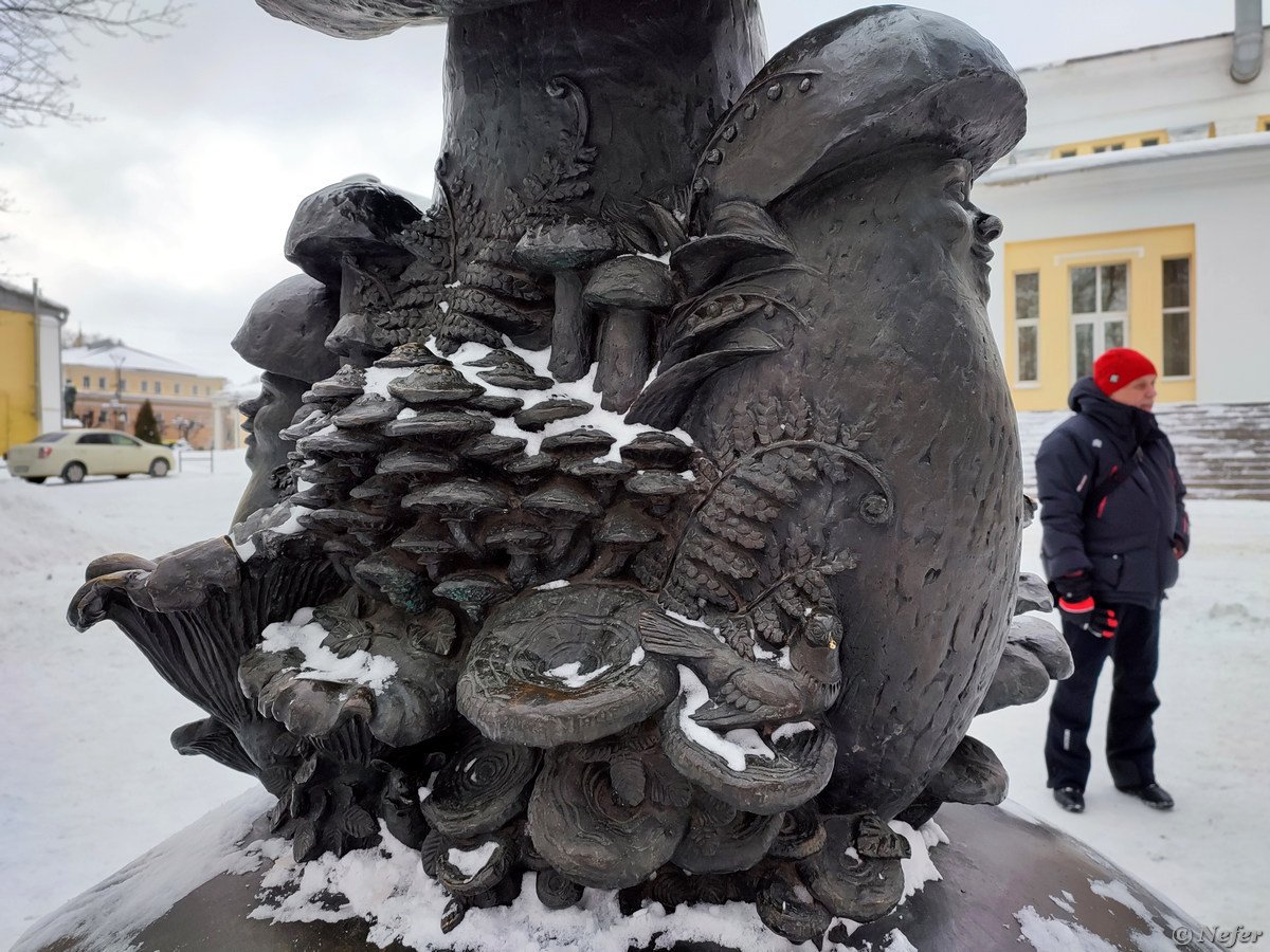 Памятник грибы с глазами в Рязани