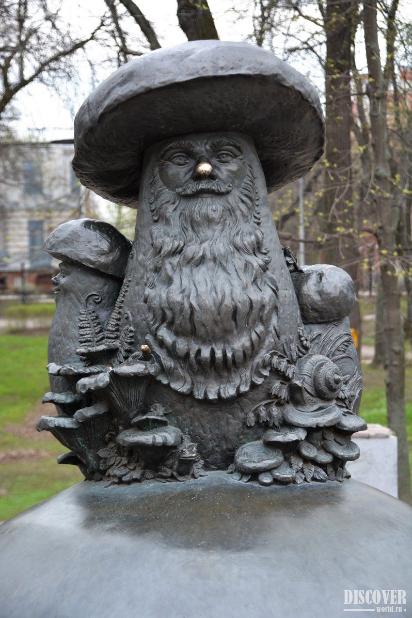 Скульптура грибы с глазами