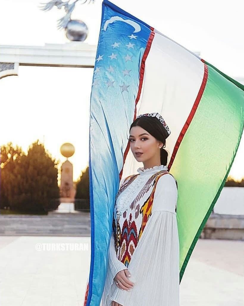 Девушка с узбекским флагом