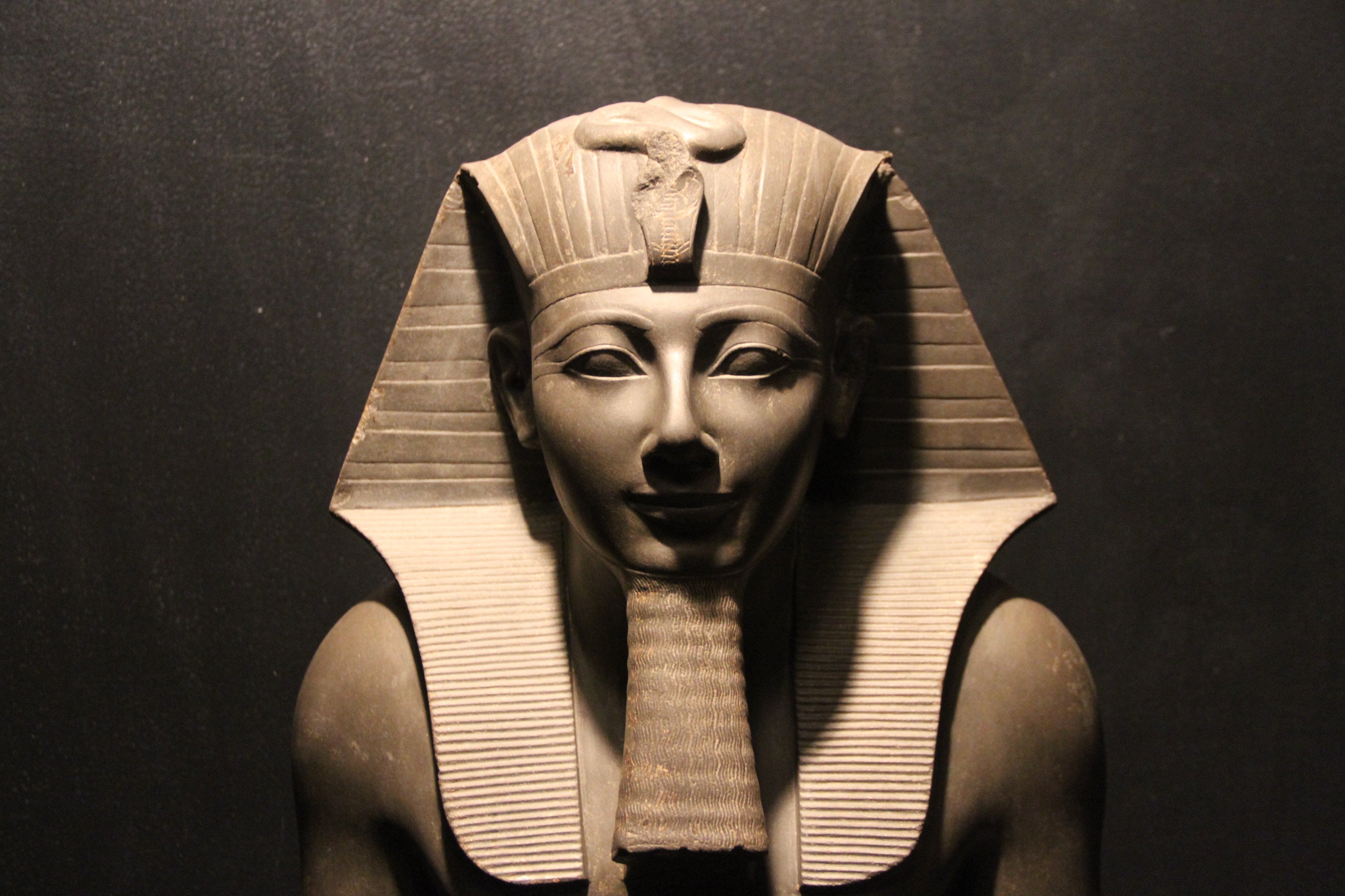 Включить фараона. Фараон тутмос 3. Фараон тутмос 3 статуя. Хатшепсут царица Египта.