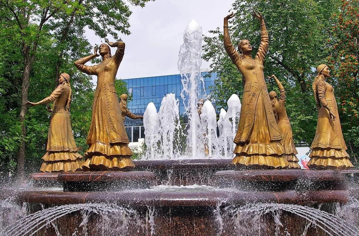 Памятник семь девушек в Уфе
