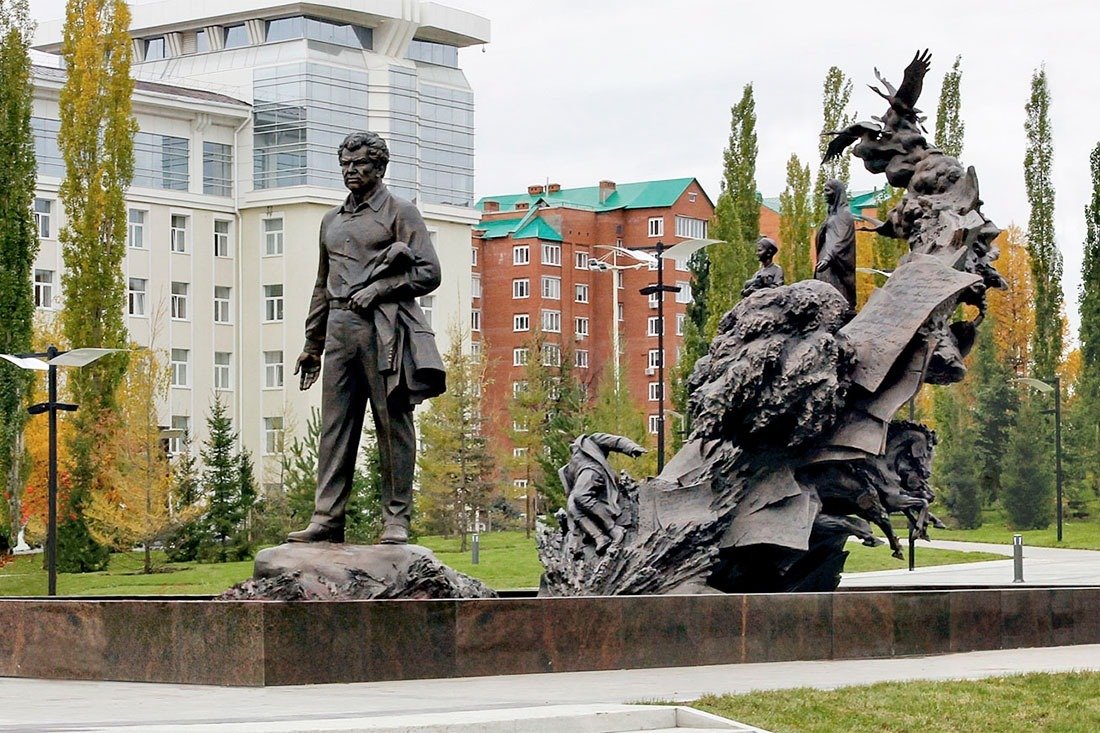 Памятник Мустаю Кариму