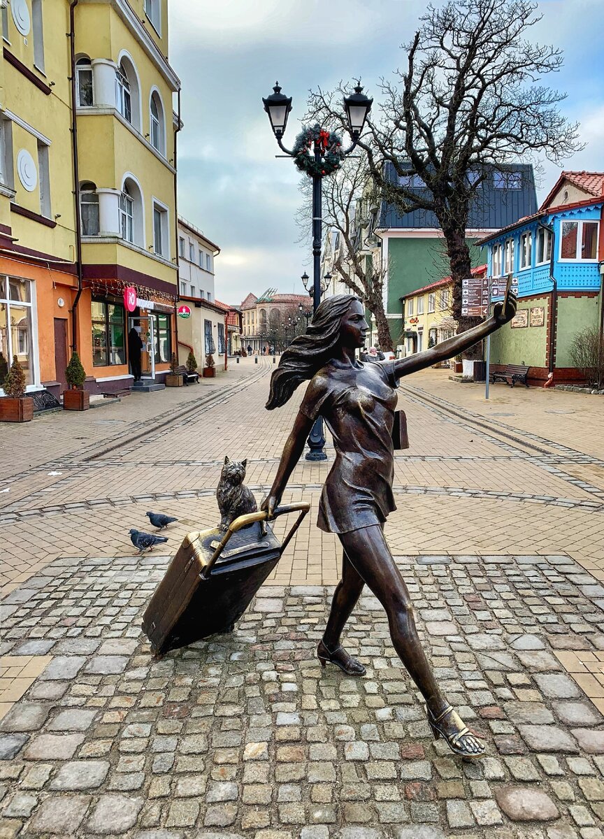 Скульптура курортница в Зеленоградске