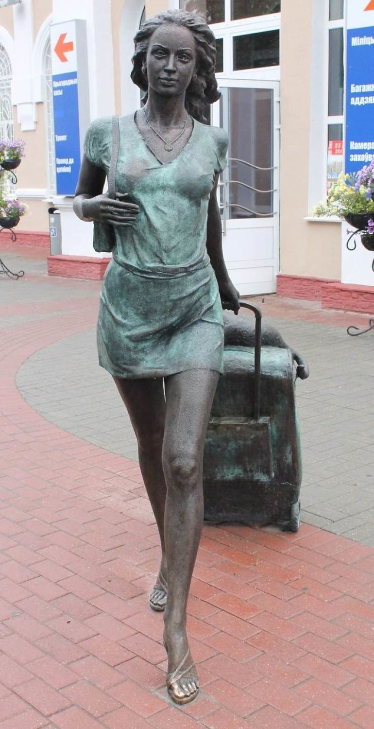 Скульптура пассажирка в Молодечно