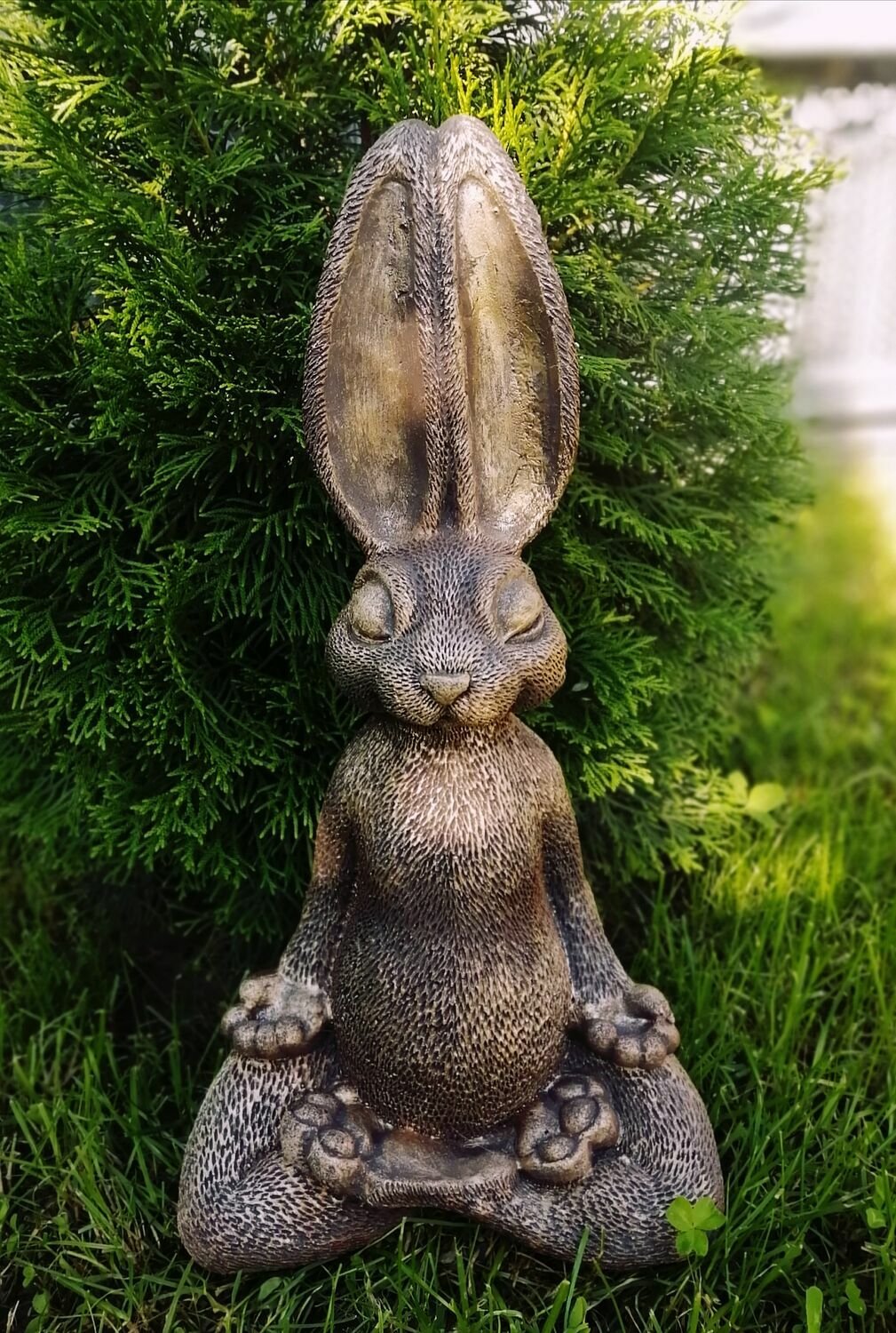 Садовая скульптура заяц