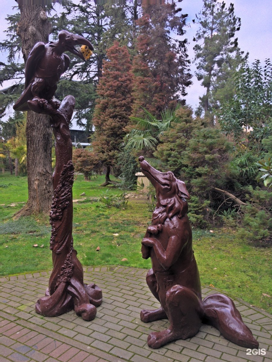 Памятник вороне и лисице в Воронеже