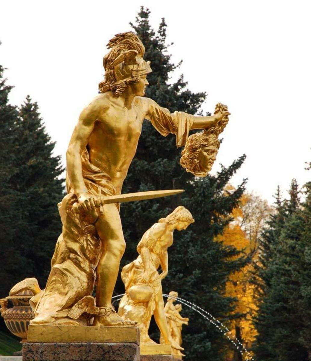Статуя Персея в Петергофе