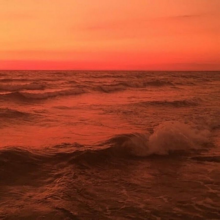 Красный закат у моря
