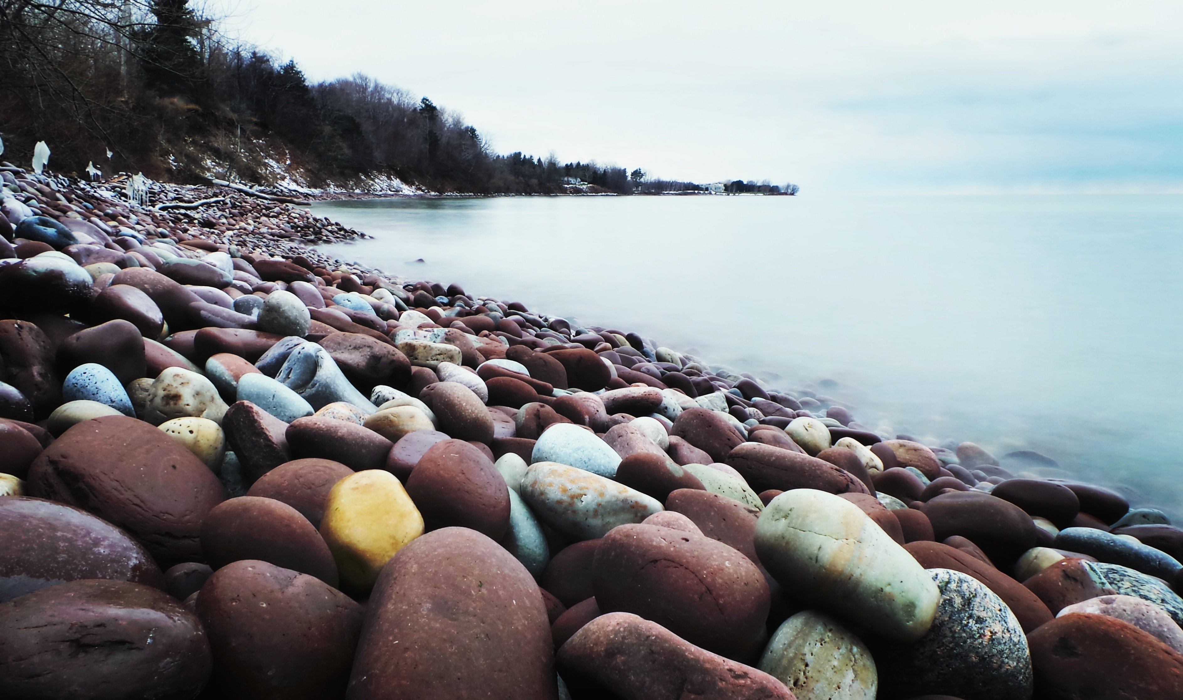 Берега залитые водой. Финский залив каменный пляж. Финский залив камни. Пляжи с Галькой финский залив. Галечный пляж финский залив.