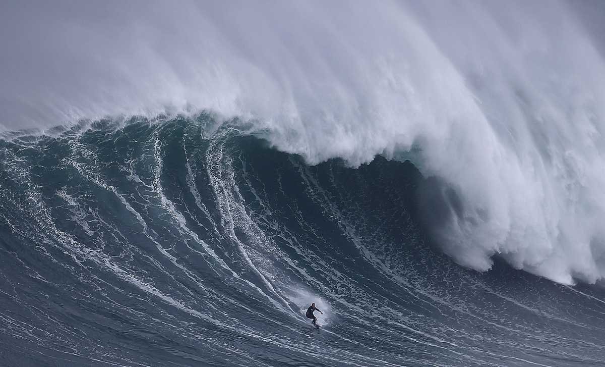 Nazare Portugal волны серфер