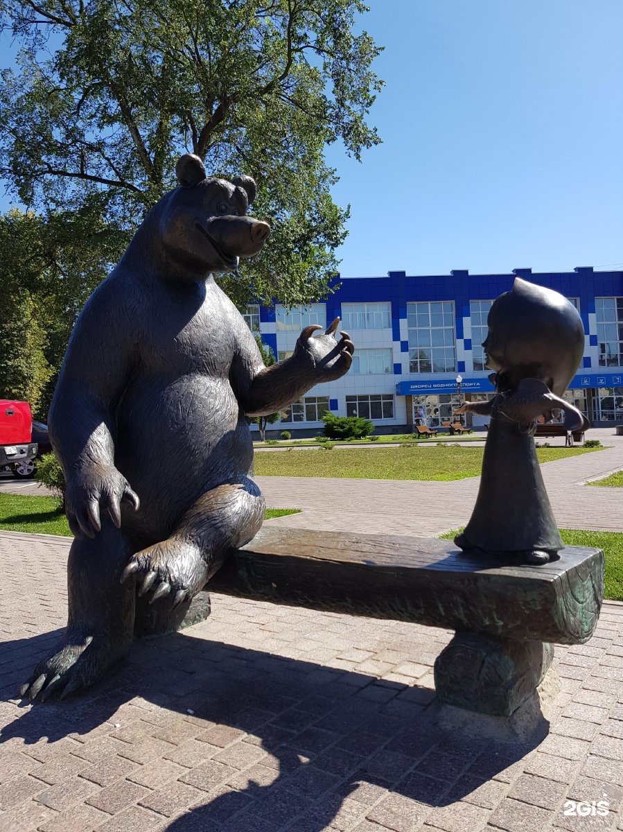 Памятник Маша и медведь в Воскресенске