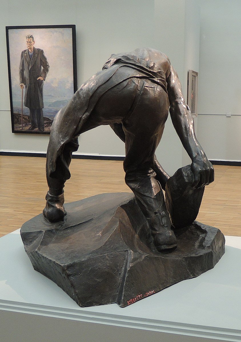 Булыжник – оружие пролетариата. Скульптор Иван Шадр. 1927 Г.