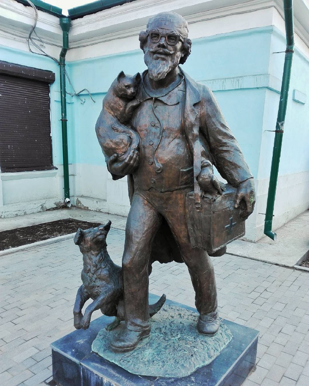 Памятник Айболиту в Иркутске