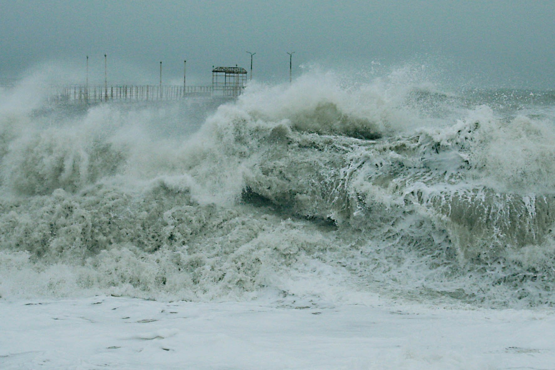 Шторм августа. Черное море шторм 12 баллов. Шторм на черном море в Сочи. ЦУНАМИ черное море 2012. Шторм в Геленджике 2022.