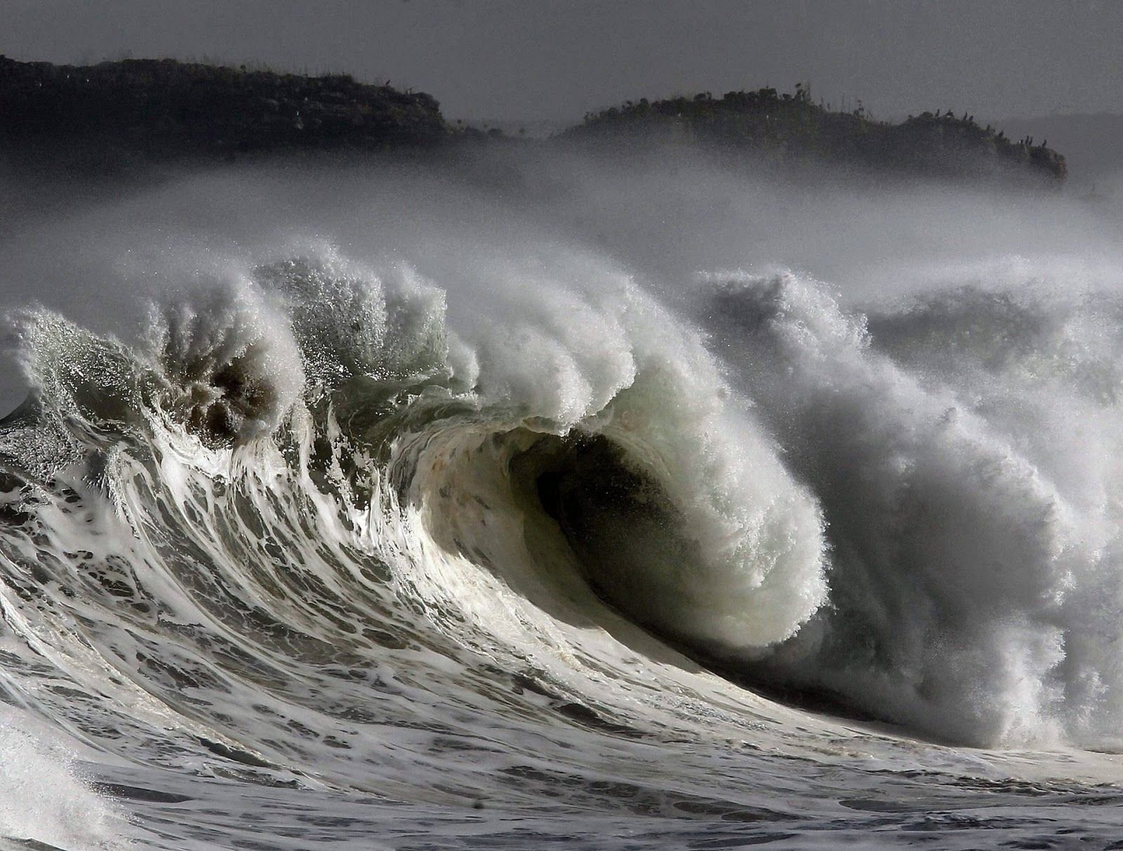 Поднимется волна огромная волна. Атлантический океан шторм. Тихий океан шторм ЦУНАМИ. Атлантический океан ЦУНАМИ. Тихий океан волны ЦУНАМИ.