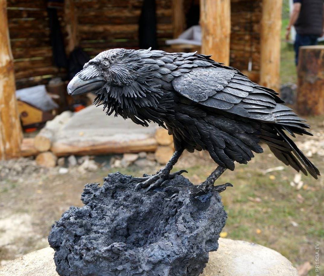Скульптура ворона