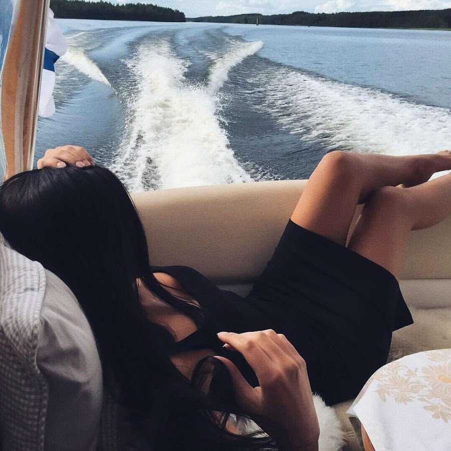 Брюнетка на море