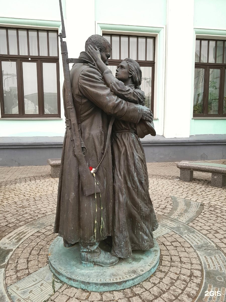 Скульптура прощание славянки на белорусском вокзале