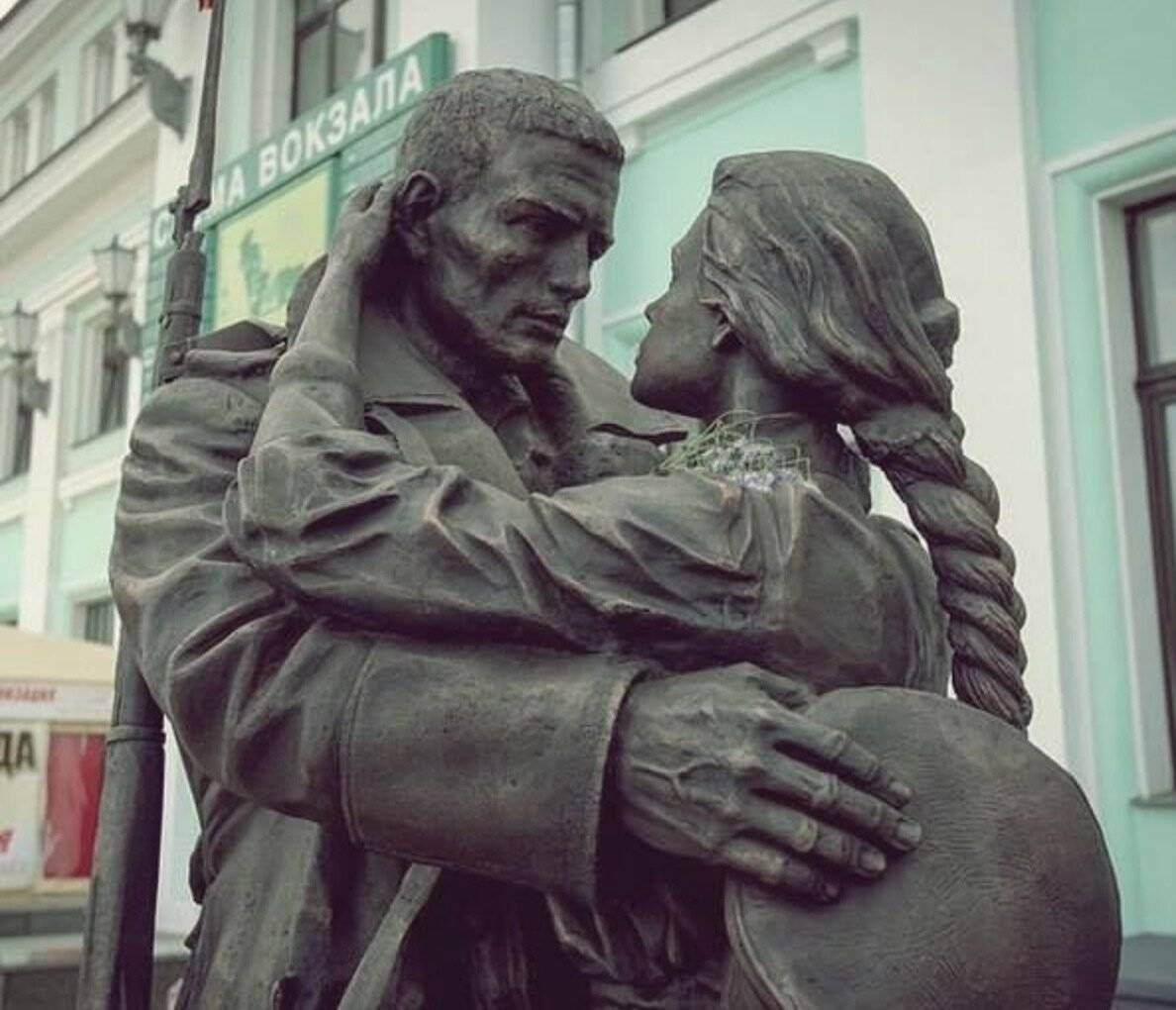 Памятник Славянке белорусский вокзал