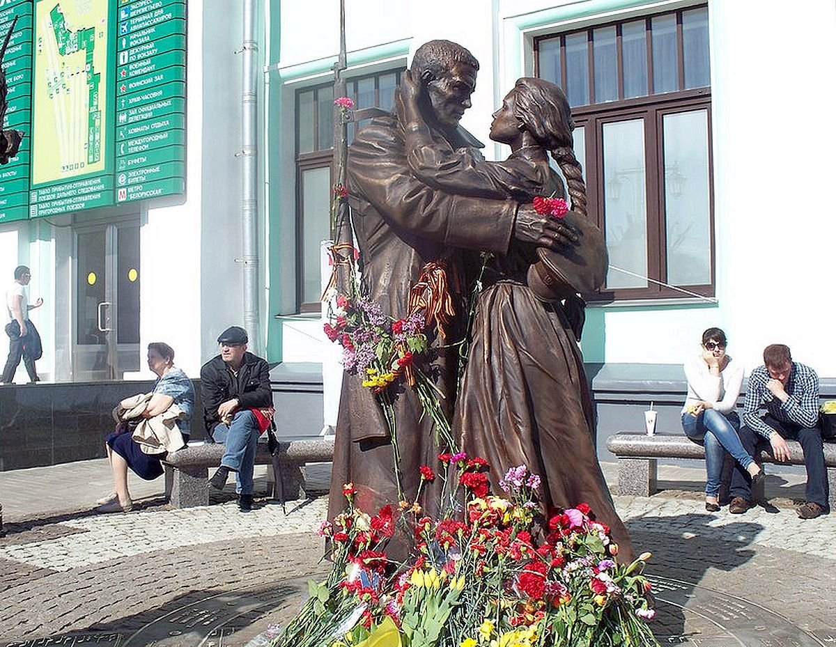 Памятник прощание славянки в Москве