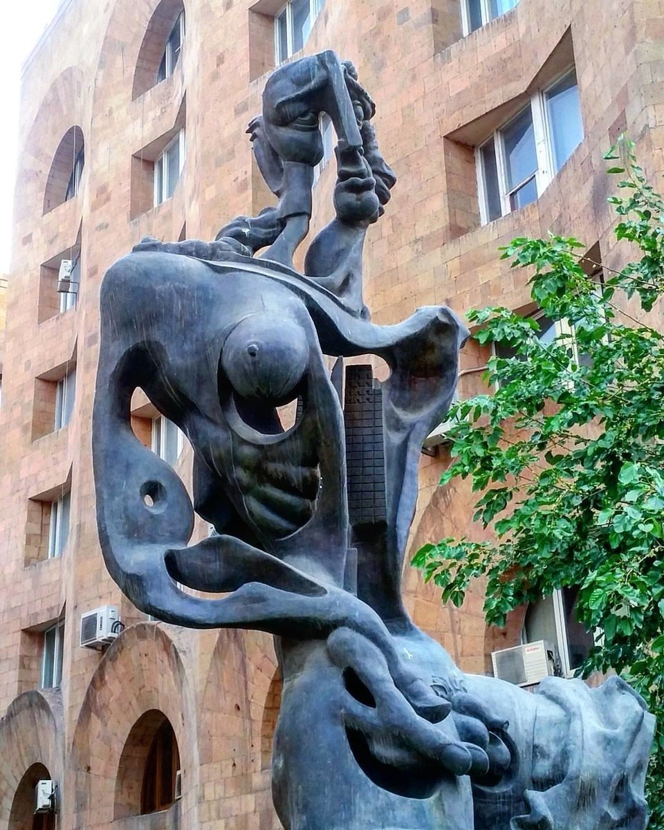 Ерванд Кочар скульптуры в Ереване