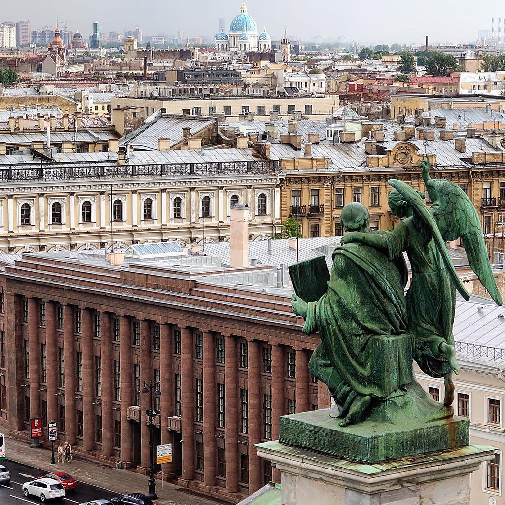Ангелы на Исаакиевском соборе в Санкт-Петербурге