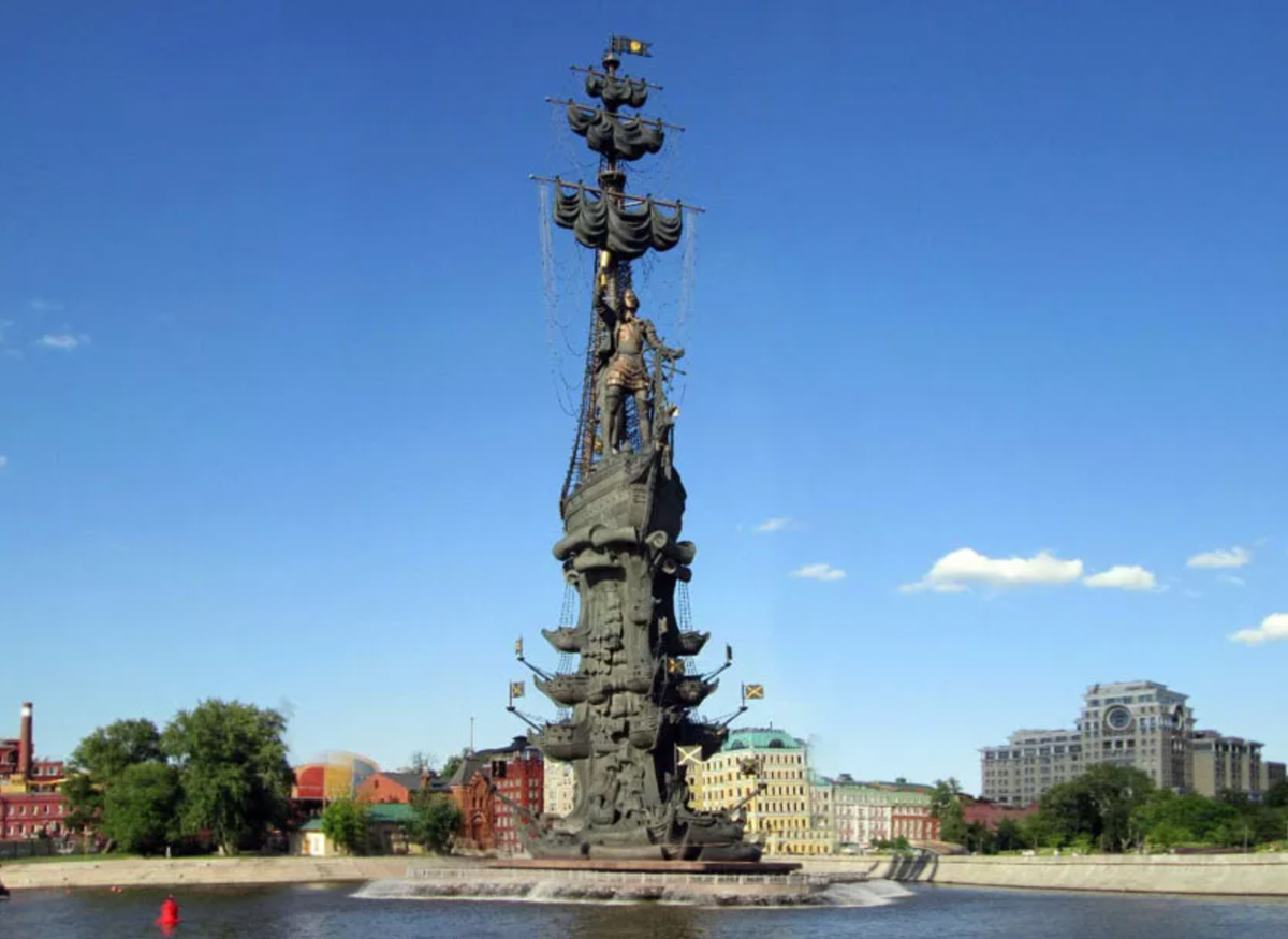 Памятник Зураба Церетели Петру первому в Москве