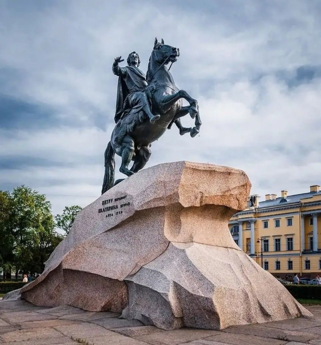 Памятник Петру 1 в Санкт-Петербурге медный всадник