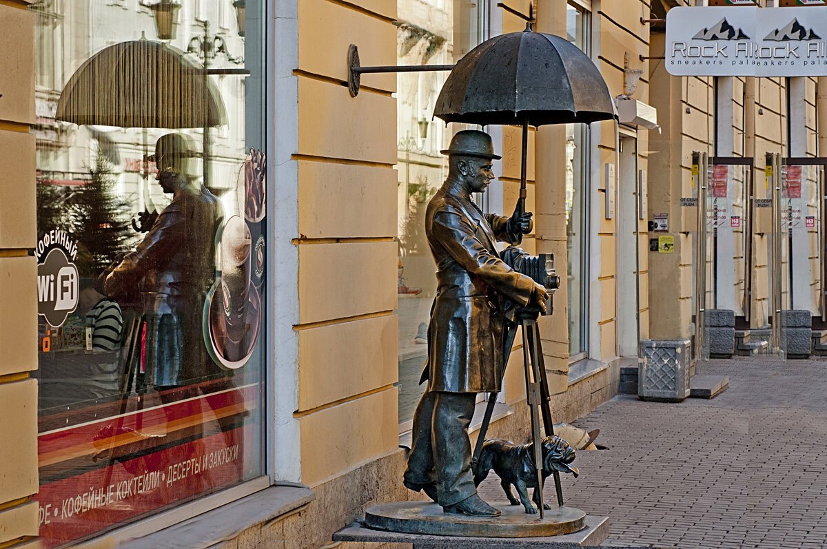 Памятник фотографу в Санкт-Петербурге на малой садовой