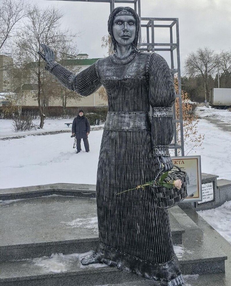 Памятник Аленке в Нововоронеже