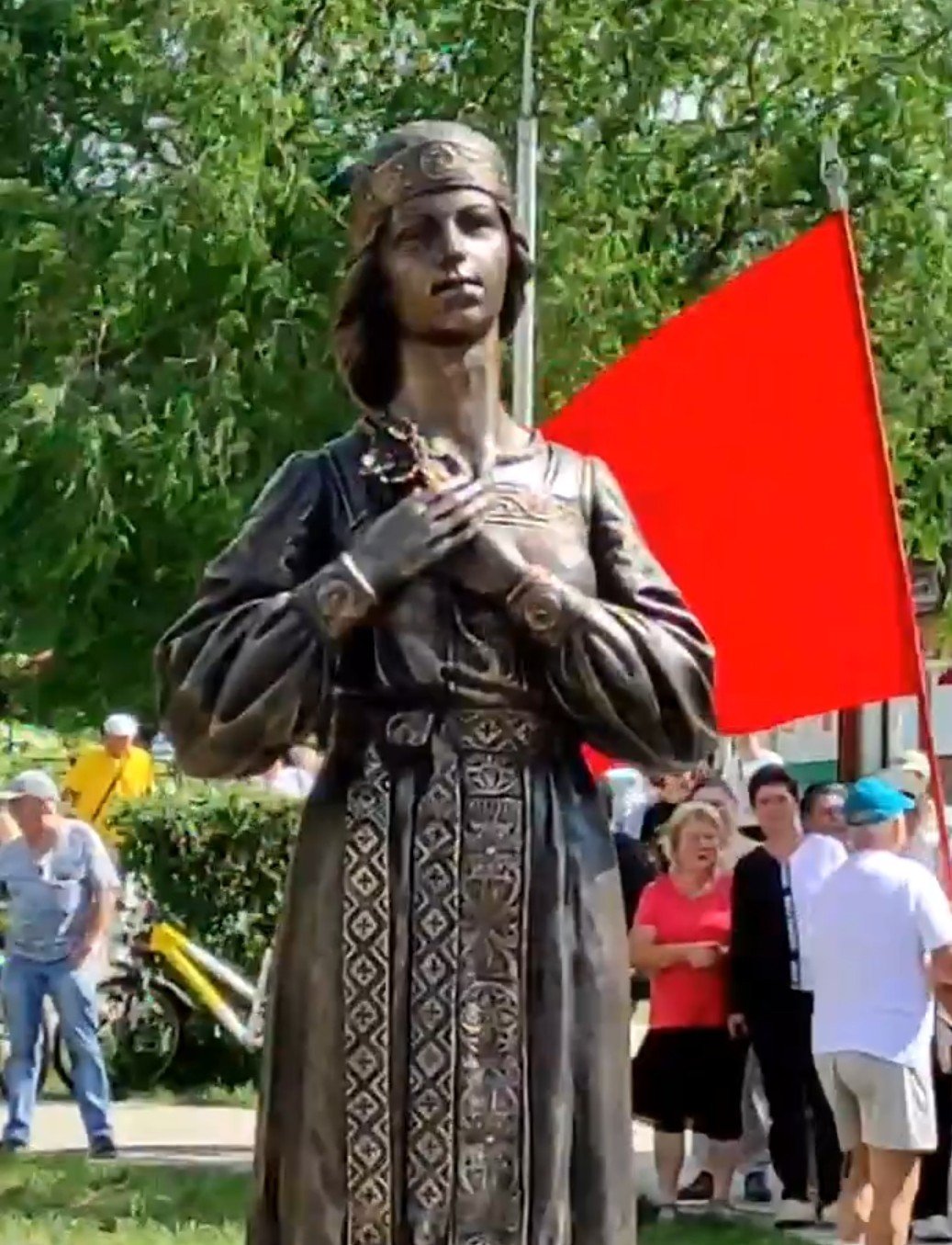 Статуя Аленушки в Нововоронеже