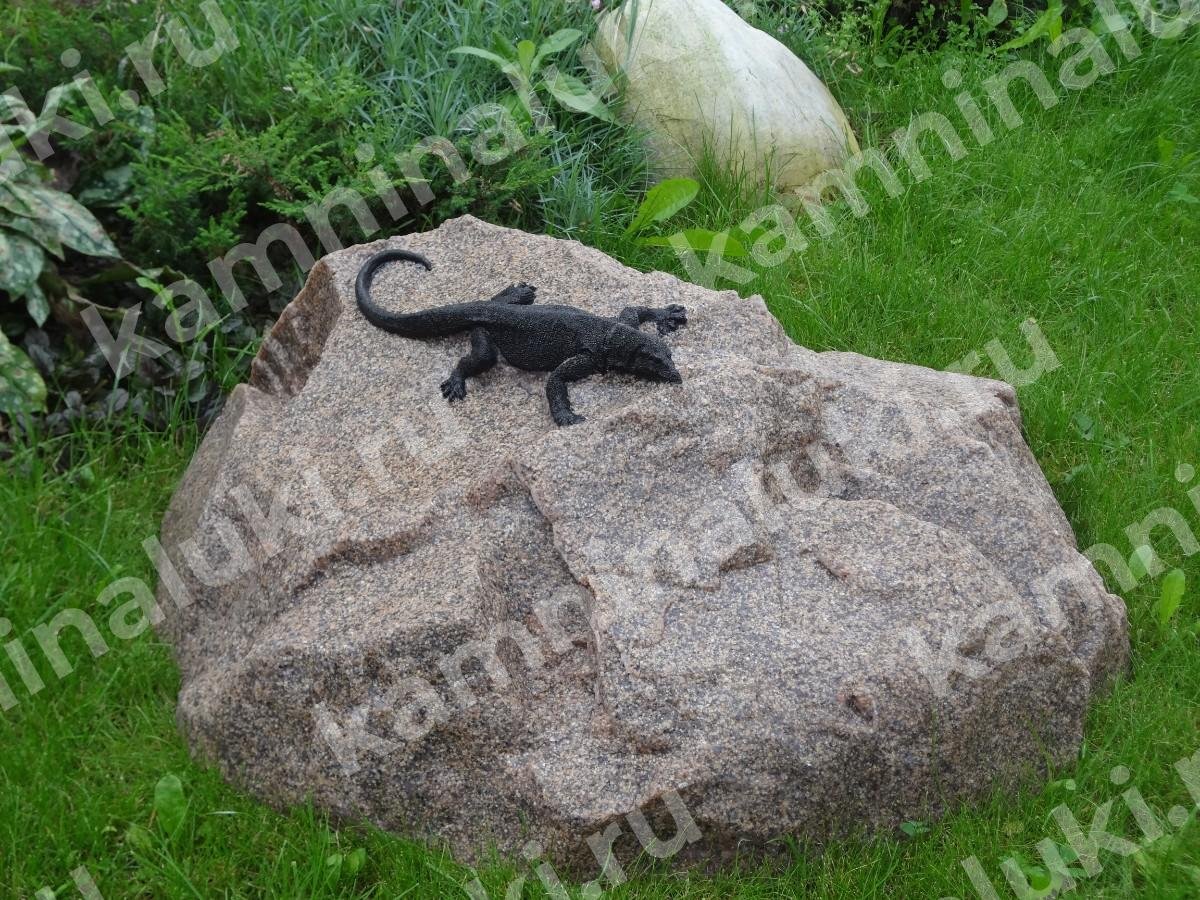 Декоративная крышка на люк с ящерицей