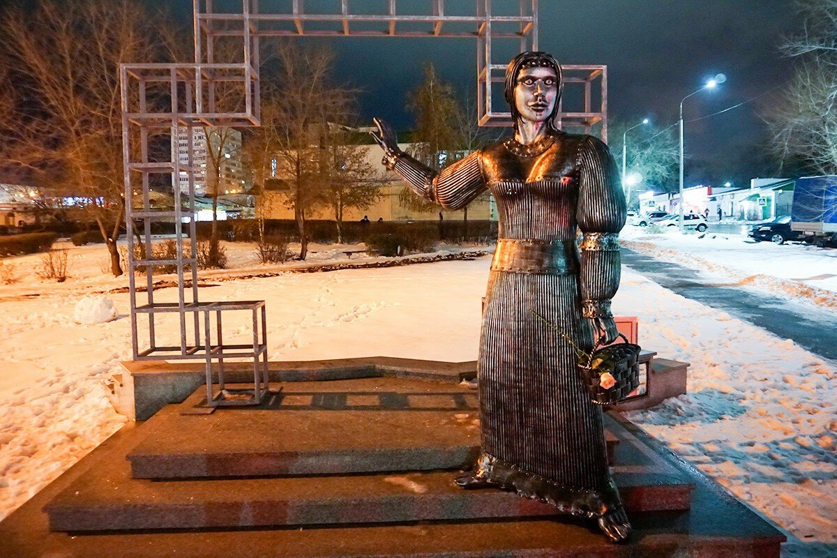 Памятник Аленке в Нововоронеже