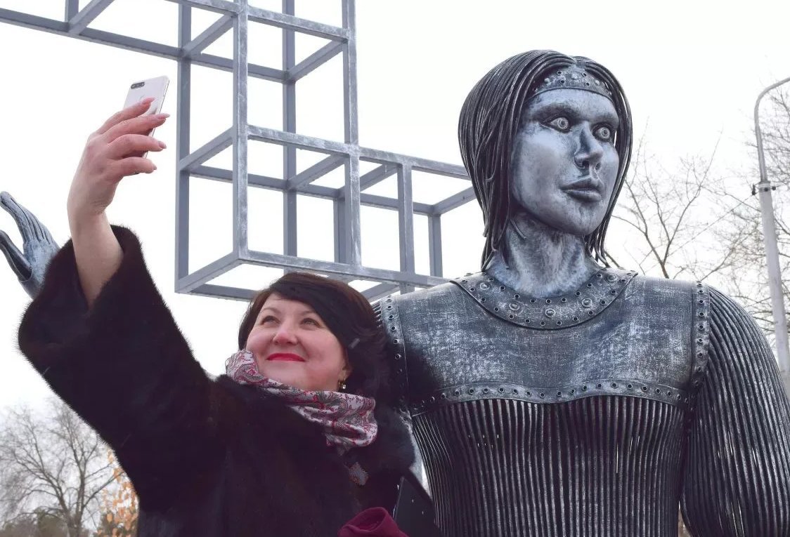 Памятник Аленке в Нововоронеже