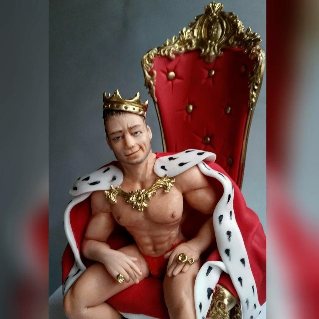Голый мужчина в короне