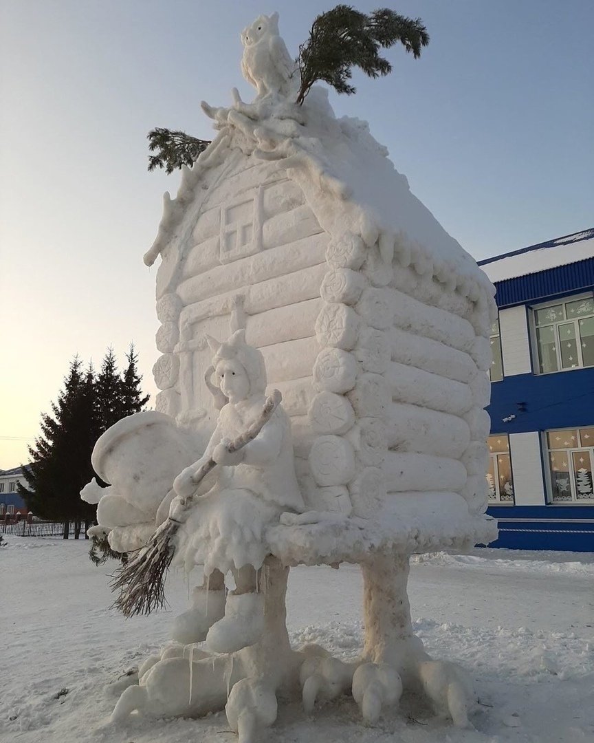 Баба Яга Снежная фигура
