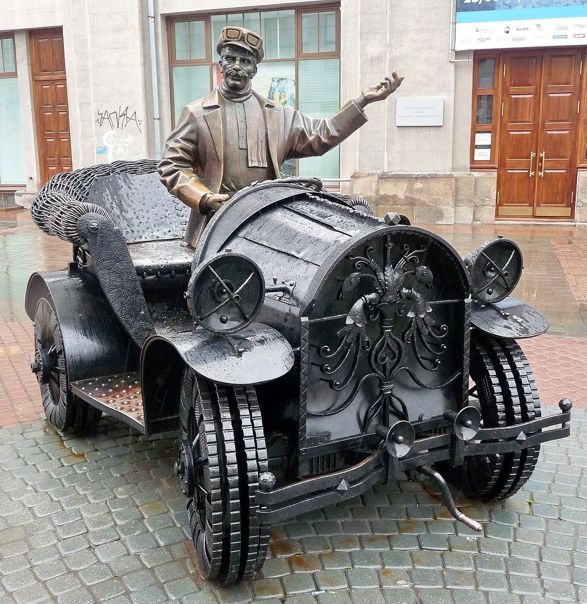 Памятник с машиной