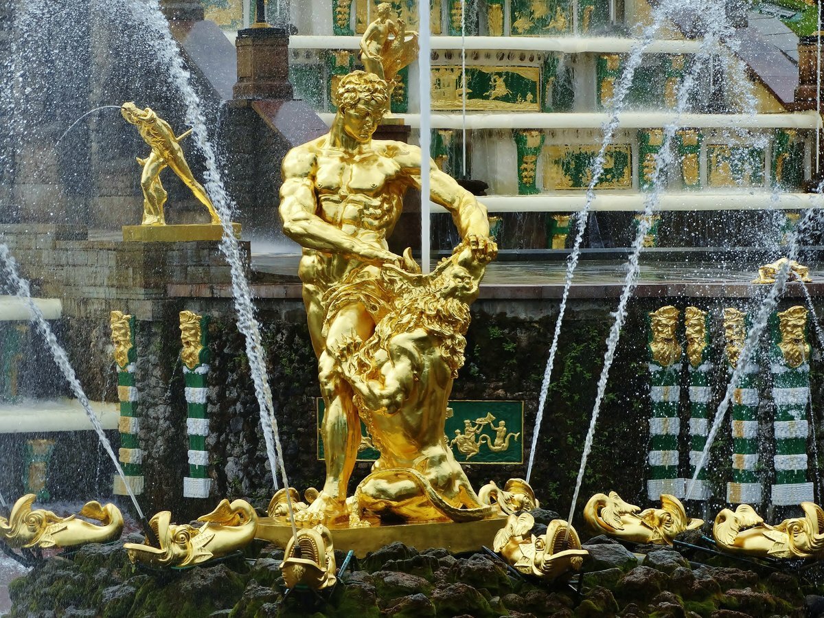 Статуя Самсона в Петергофе