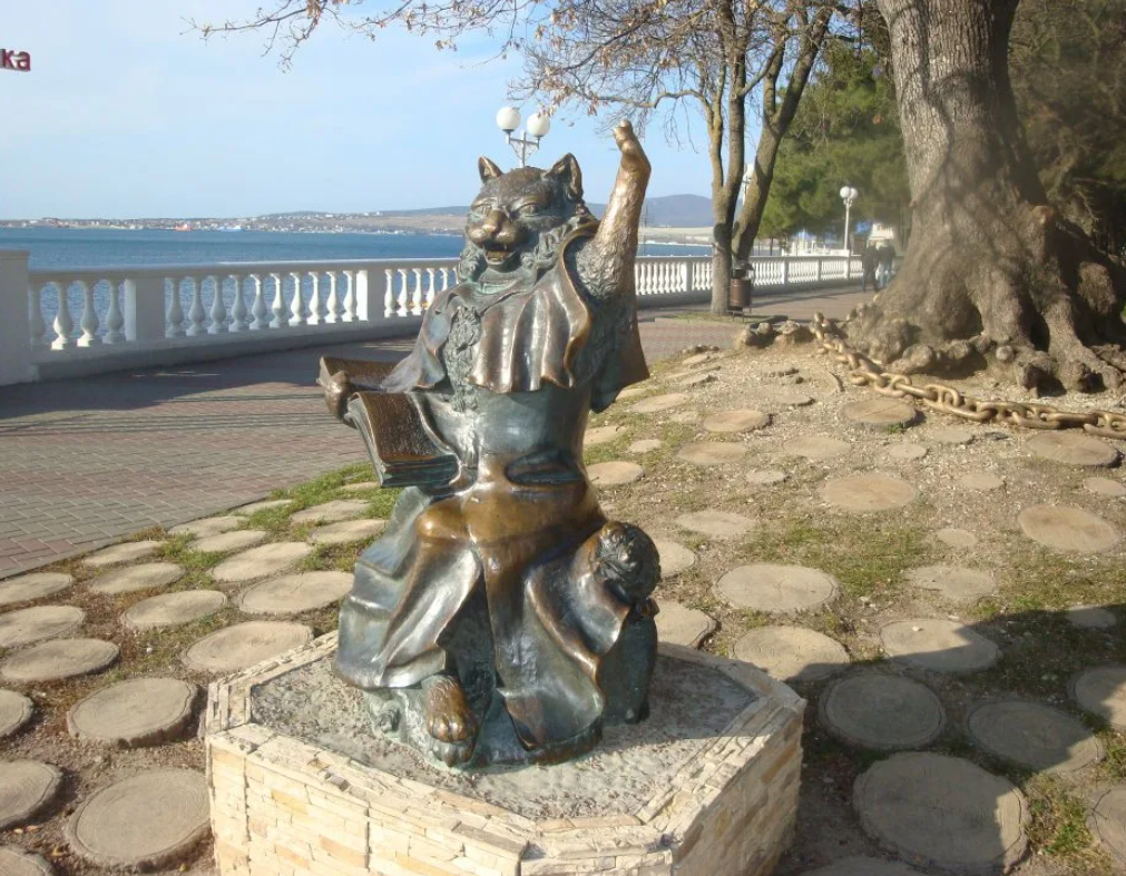 Памятник коту ученому в Геленджике