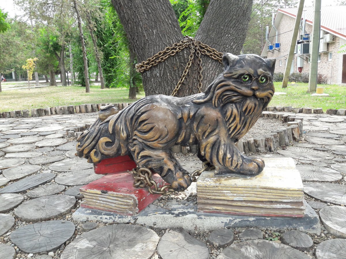 Скульптура «кот учёный» Гатчина