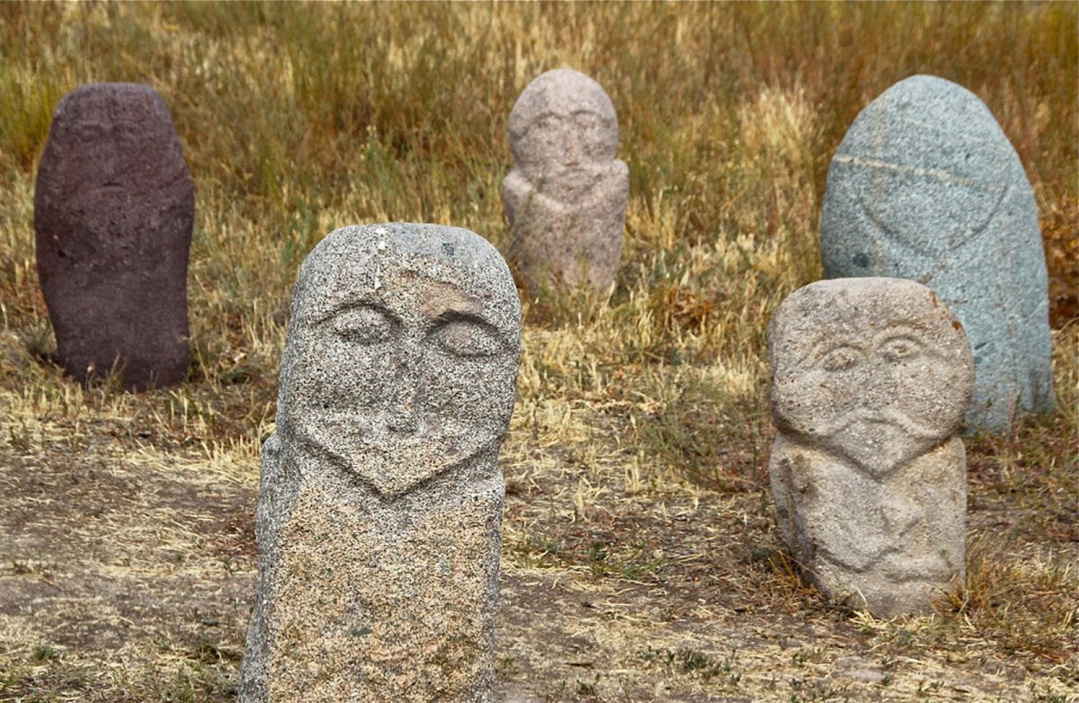 Балбалы каменные изваяния